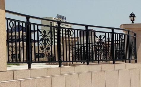 陽(yáng)臺(tái)欄桿現(xiàn)在都流行用什么材料？